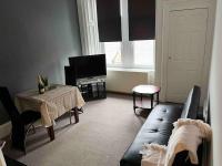 B&B Gourock - Centrally located 1 bed flat with furnishings & white goods. - Bed and Breakfast Gourock