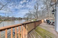 Lakefront Lexington House with Spacious Deck! - Bed and Breakfast Lexington