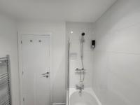 New build home with WI-FI, Smart TV, dedicated office floor, large terrace and Free parking - Chambres d'hôtes Milton Keynes