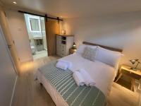 Self contained double bedroom with ensuite, private entrance, free parking , 5 min walk to beach - B&B