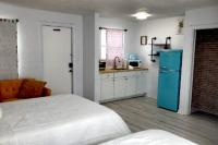 B&B Daytona Beach - Pineapple Shores Inn Unit 1 - Bed and Breakfast Daytona Beach