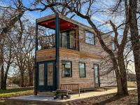B&B Waco - NEW The Flagship 2 Story Container Home - Bed and Breakfast Waco