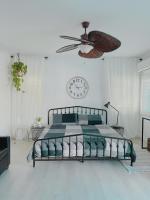 Master Bedroom Large Bathroom in Central OC - B&B