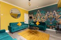 B&B Dartford - OnSiteStays - Stylish 4 BR House with Beautiful Outdoor Space, Wi-Fi & Smart TVs - Bed and Breakfast Dartford