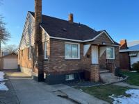 Charming Brick Home with bonus space & foosball - Bed and Breakfast