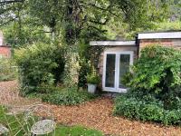 The Big Cosy Boudoir Bed + Hot tub - B&B Harvington