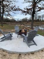Country Suite Apartment near Lake Fork with Stocked Pond and Walking Trails - Chambres d’hôtes