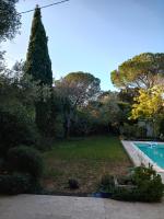 studio charmant et calme villeneuve les avignon entrée et cour indépendantes climatisation piscine parking - Chambres d'hôtes Villeneuve-lès-Avignon