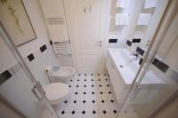 Estudio con cama extragrande y sofá cama