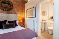 B&B Bicester - Betts (Private Ensuite room) at Bicester Heritage - Bed and Breakfast Bicester