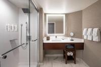 Standard Doppelzimmer mit zwei Doppelbetten und ebenerdiger Dusche – für Personen mit eingeschränkter Mobilität und für Hörgeschädigte geeignet
