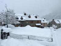 Marmotte Gîte 2à4 personnes avec cheminée à 10mn des pistes - B&B