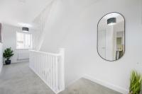 Luxaura 5 Bedroom 3 Bath Service House with Parking - Ferienwohnung Aylesbury