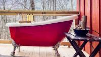 B&B Cosby - Outdoor Soaking Tub! Cozy spot for couples getaway - Bed and Breakfast Cosby