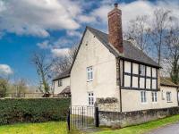 B&B Craven Arms - Pass the Keys Malt House With Hot Tub Stunning Tudor Cottage - Bed and Breakfast Craven Arms