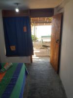 Habitación con cama extragrande y vistas al mar