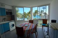 F1 vue mer, accès plage, en centre-ville - B&B Le Gosier