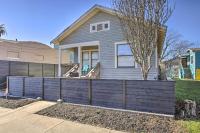 Patio & Pergola! Modern Cottage Near Seawall - B&B Galveston