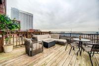 Waterfront Cleveland Apt about 1 Mi to Downtown - B&B