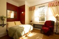 Habitación con cama grande