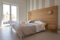 Zimmer mit Kingsize-Bett und Balkon