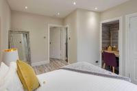 Deluxe One-Bedroom Apartment