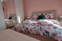 B&B Tirana - Cozy sunlit apartment with scenic balcony view - Bed and Breakfast Tirana