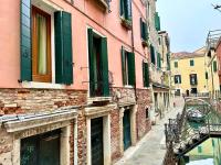 Central Flat Romantic Domus Remedio - B&B