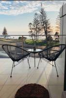 Stylish getaway, beach views, 2 mins from shops - Bed and Breakfast