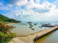 Zimmer mit Kingsize-Bett und Meerblick