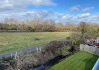 Contemporary, Warm & Homely Apartment with High-Speed WIFI, Terrace & Free Parking overlooking Stourbridge Common Park & Coldham's Brook - Chambres d'hôtes Cambridge
