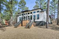 B&B Broken Bow - Broken Bow Cabin Luxe Outdoor Area and Hot Tub - Bed and Breakfast Broken Bow