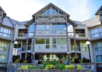 Elegant Ski In Ski Out Condo by Harmony Whistler - B&B