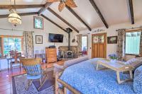 Cozy Story Book Barn Cottage with Scenic View - Ferienwohnung