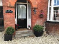 Brook Lodge Garden Flat - Bed and Breakfast