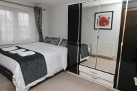 B&B Thamesmead - Entire 3 bedroom house, 3 toilets, 2 baths, sleep 9 with free parking - Bed and Breakfast Thamesmead