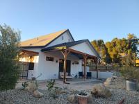Habitación con cama extragrande y vistas al jardín 