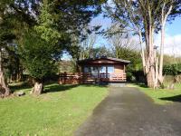 Birch Lodge 23 with Hot Tub - Bed and Breakfast