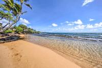 Waipouli Beachfront Condo with Balcony and Ocean Views - B&B Kapa‘a