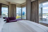 Zimmer mit Kingsize- oder Queensize-Bett und Flussblick