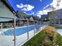 B&B Canmore - Mountain Chalet at Mystic Springs, 2BR, 2BA, Heated Pool, Hot Tub! - Bed and Breakfast Canmore
