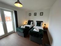 Stylish 2 Bed Riverside Flat, Single or Kingsize beds, Free Parking - B&B