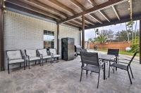 Patio & Balcony: Gulf Coast Retreat in Brownsville - Chambres d'hôtes Brownsville