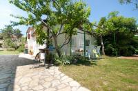 Sunny grandma's garden apartment - B&B