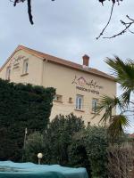 L'Oustaloise - Chambres et table d'hôtes prés de Béziers- Alex est cuisinier de métier- Piscine avec transats et parasols terrasse parking privé et garage à vélos motos- Labellisée Accueil vélo et Vignoble et découverte - Chambres d'hôtes Faugères