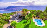 Villa Afroditi in Chania near Airport with Private Pool, Free Wi-Fi, Souda Bay Views, Garden Oasis - B&B Kounoupidianá