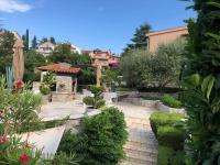 Apartment with Garden View