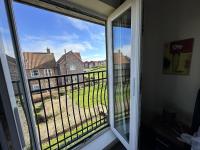 Meadowside Apartment - Part of the The Bay Filey Holiday Village with pool, gym and direct beach access, pub, restaurant, tennis and meadows walks - Chambres d'hôtes Filey