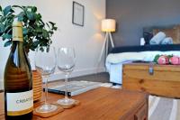 Central Modern Studio Apartment, Hermanus Waterfront - Chambres d’hôtes Hermanus