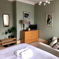 Habitación con cama extragrande.